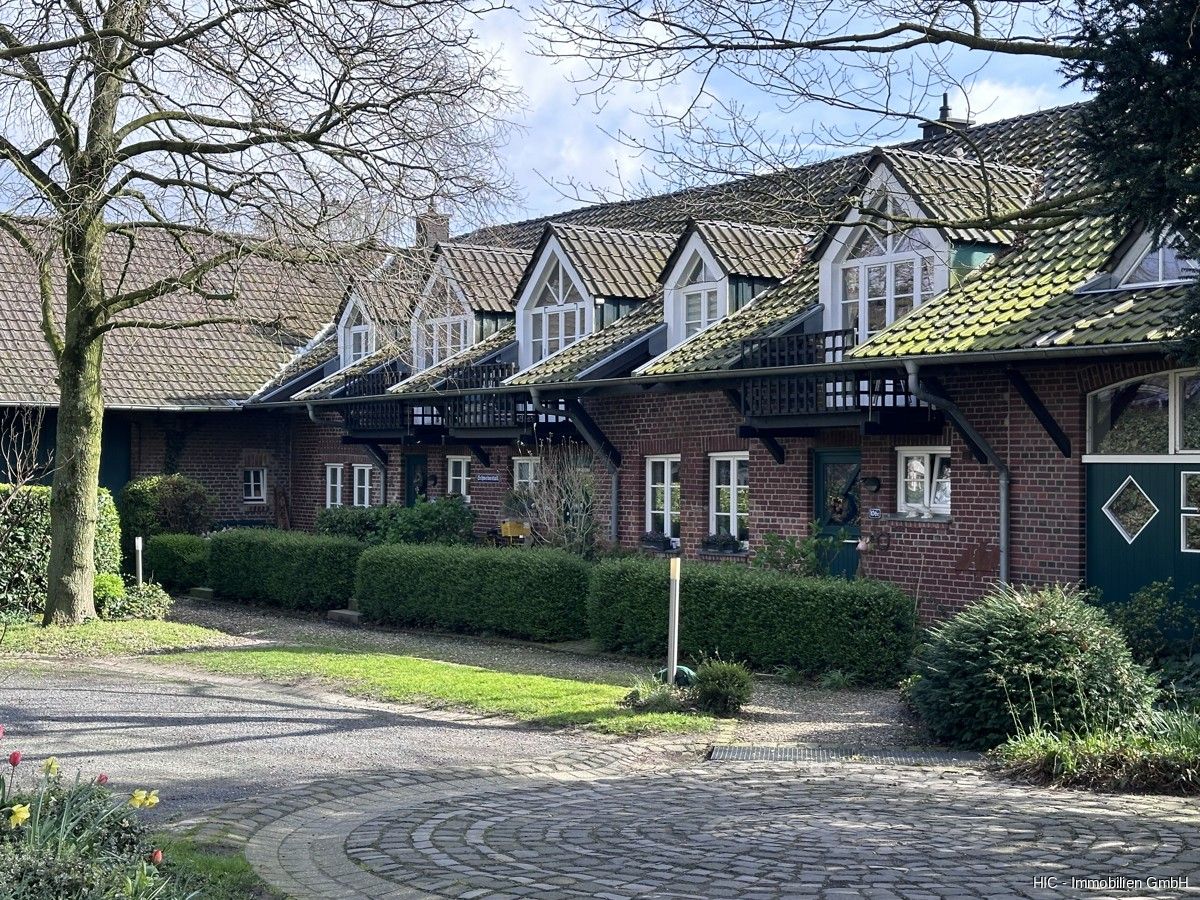 Auf niederrheinischem Vierkanthof: Vermietetes „Reihenmittelhaus“ Bj. 1998 mit ca. 84 m² Wohnfläche