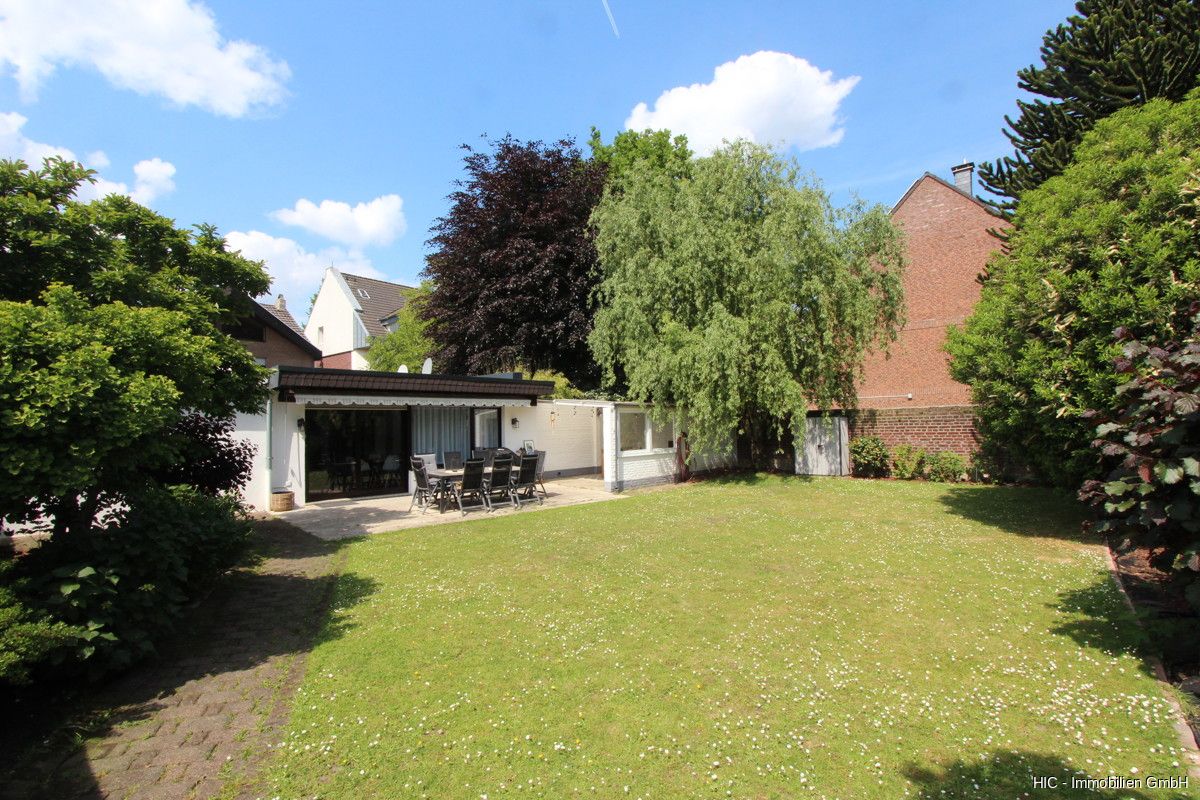 Grefrath-Zentrum: Ensemble aus Bungalow, Wohn- und Geschäftshaus, Werkstatt + 2 Bauplätze