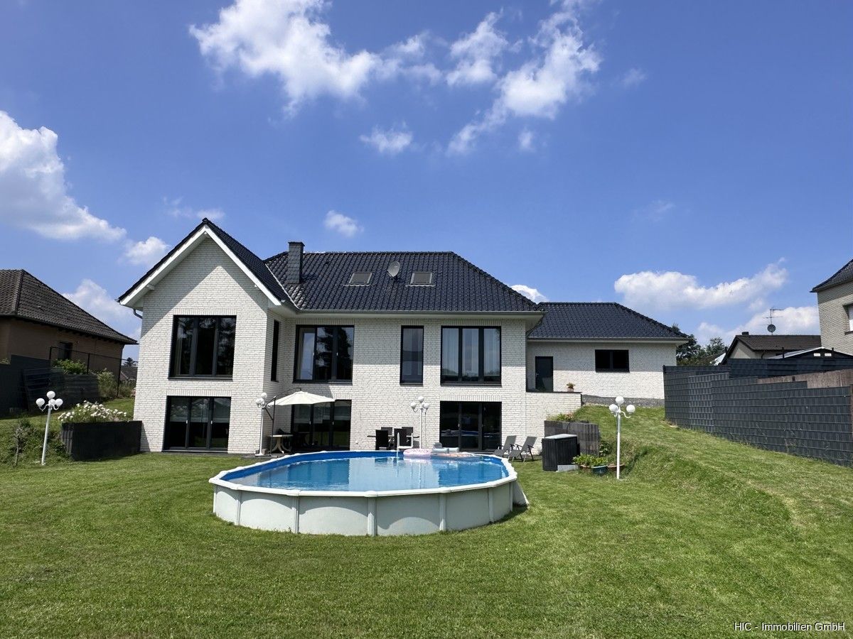 Top modernes & energieeffizientes Traumhaus mit Weitblick über die eigenen Wiesen