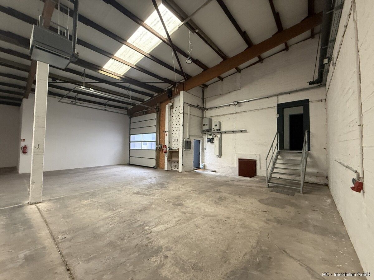 Ca. 411 m² Halle