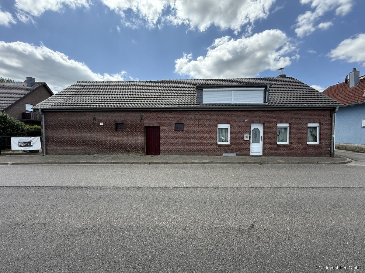 Niederkrüchten-Elmpt: Saniertes Bauernhaus mit Scheune und großer Garage auf 597 m² Grundstück