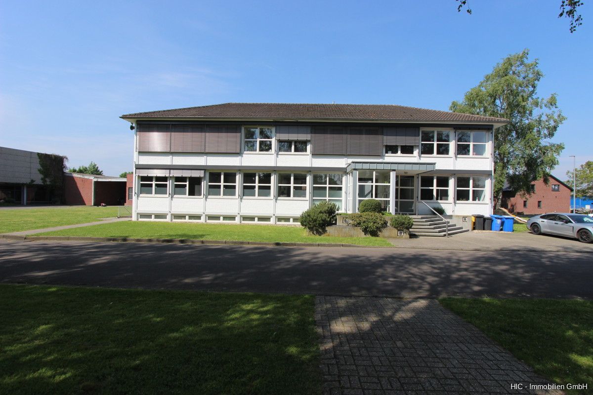 Verwaltungsgebäude mit ca. 600 m² Bürofläche. EG 200 m² vermietet – OG mit 300 m² wird frei.